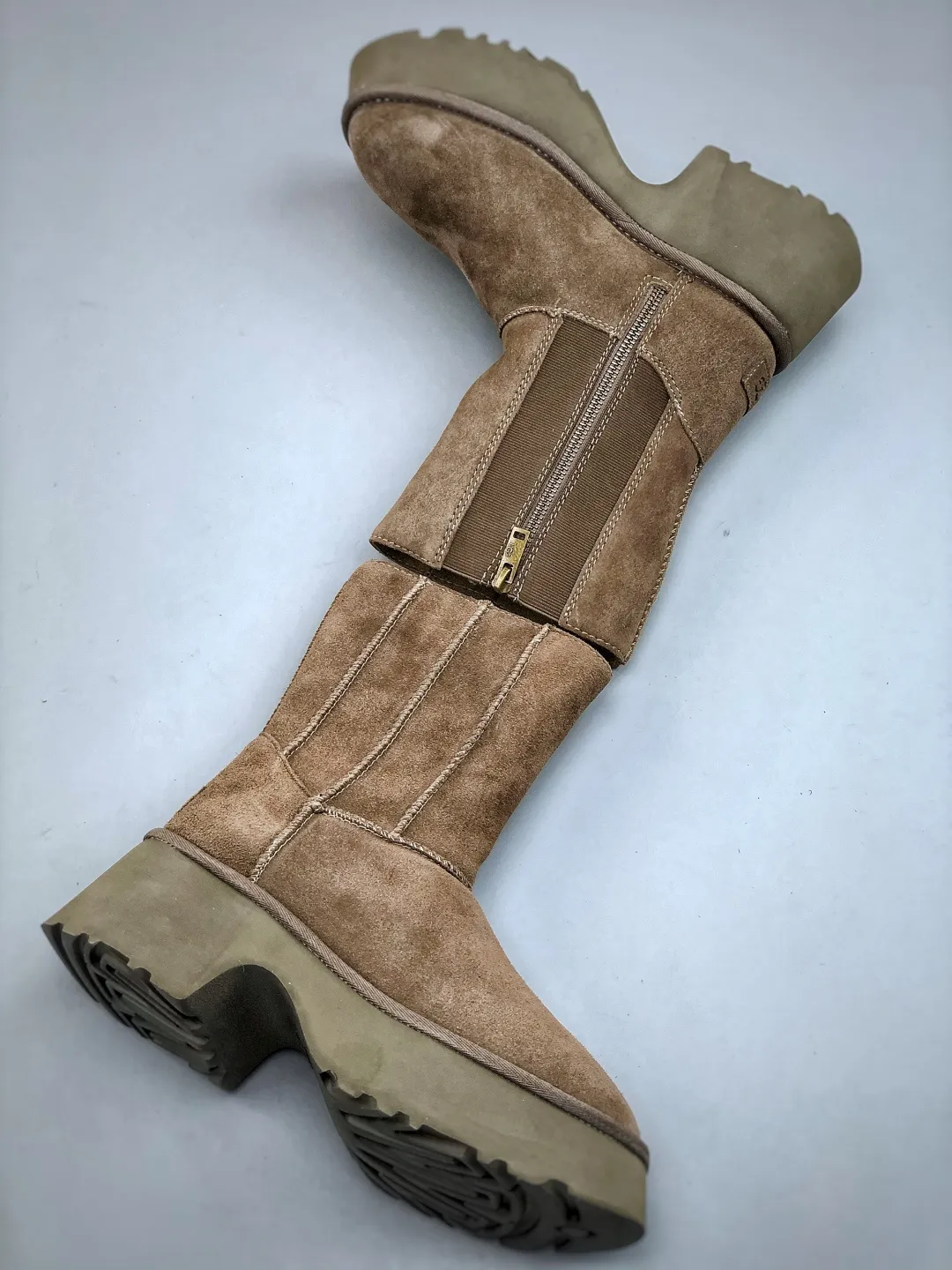 Local self-pickup💰700 supports store placement. The top version on the market UGG Fishman Thick-soled Pencil Boots. 5cm thick sole. Xiaohongshu’s hot model. Produced by a major foreign trade factory in Guangzhou. Toe box to insole are all made of genuine sheep fur. Independent outer box packaging. Chip. Waterproof technology. Differentiated from any version on the market. 5cm thick sole. Independent original development of outsole. Cashmere insole. Keep warm in winter. It is a very suitable choice for home use. In the new year, uug launches a style series. Partly catered to the preferences of young consumers, it has also moved to the forefront of fashion trends. Shoe body material: water-repellent coated suede upper, 17 mm UGGPURE™ implanted wool insole, lightweight non-slip and comfortable rubber outsole, with brand LOGO and trademark, with full packaging. Size: 35 36 37 38 39 40